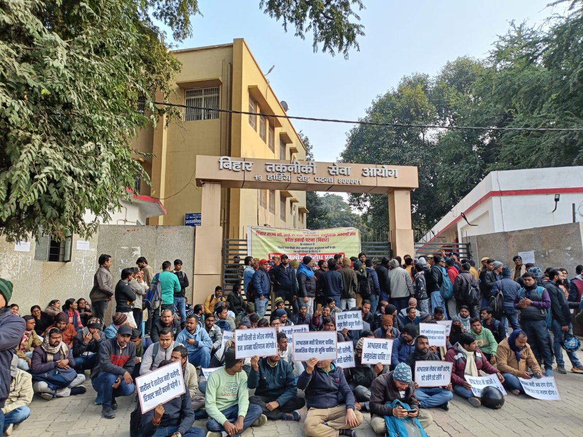 एक नजर आयोग के कार्यकलाप पर भी डाल लेते सर तो लाखों छात्रों का भविष्य सुधर जाता। आपलोगों की उदासीनता के कारण अफसरशाही चरम पर है। BTSC के प्रभारी सचिव को हटाइये और सभी बहाली ससमय पुरा कराइये। डेढ़ साल से ज्यादा के समय में भी 2200 पदों की बहाली पूर्ण नही करा पाया आयोग। <a href="/samrat4bjp/">Samrat Choudhary</a>