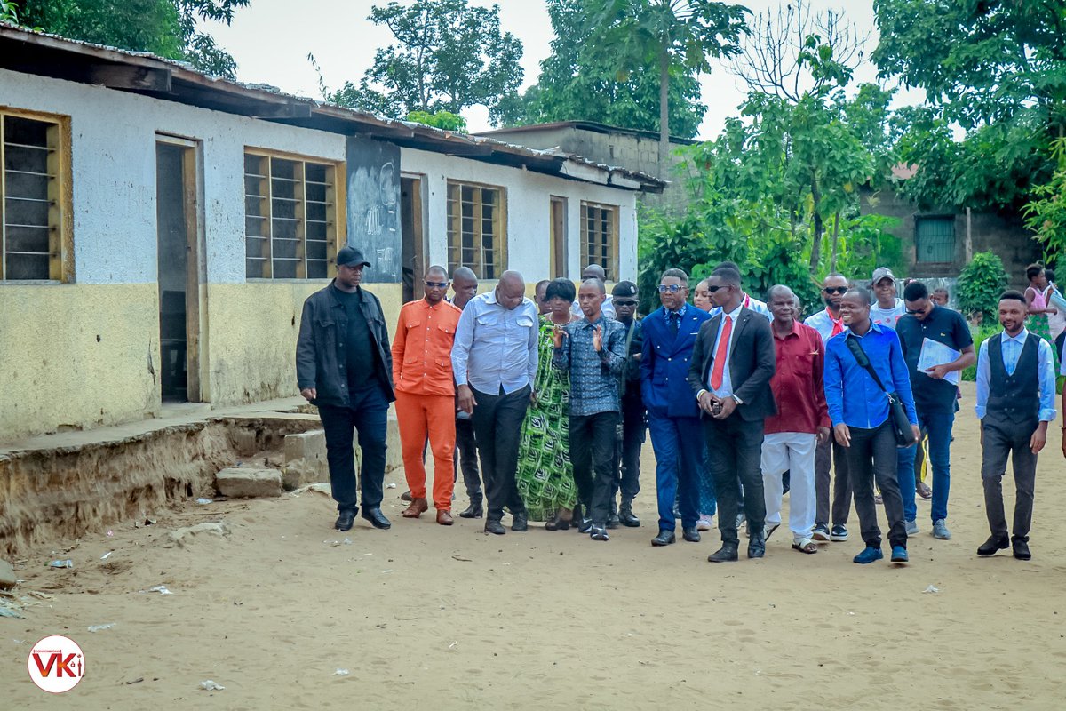 ToussaintM24492's tweet photo. DIALOGUE entre eux: @KIMBANSEKE plaide pour des actions urgentes auprès de L'hon GABORIAN MBOMA.
Pendant ses vacances parlementaires, le père des vulnérables @GaborienM, a rencontré les chefs des quartiers de son fief accompagné du bourgmestre de la Commune
#JEANCY NGANGA. https://t.co/MMkYLgg9jn