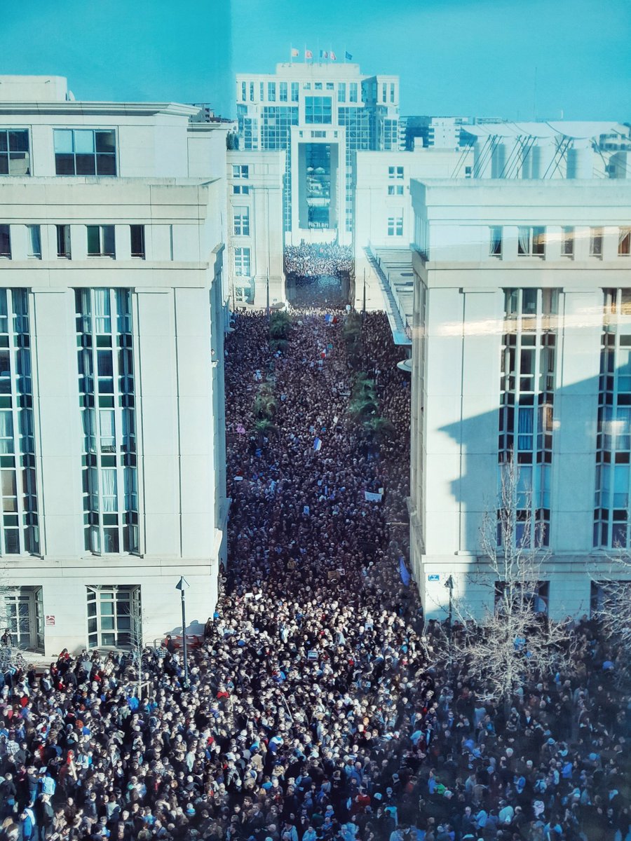 ArthurLansoneur's tweet photo. Il y a 10 ans, des millions de personnes marchaient dans les rues, en hommage aux victimes, en soutien à la liberté d'expression 🙏✨️ 

A #Montpellier, nous étions plus de 100.000. 10 ans plus tard, nous sommes toujours Charlie. ❤️ https://t.co/RIzcXhc5QV