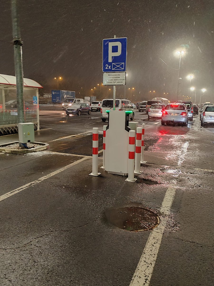 EV_PLUS_'s tweet photo. No i jest !.Pierwsza zamontowana w Nowym Roku stacja ładowania AC to Ensto  Pro EVF200 od @Legrand   w  Zielonej Górze.
Szczególne podziękowania dla ekipy montażowej , która wczoraj do godzin wieczornych  instalowała ładowarkę mimo zimowej aury. #elektromobilność @elektomobilni https://t.co/few9ohO83H