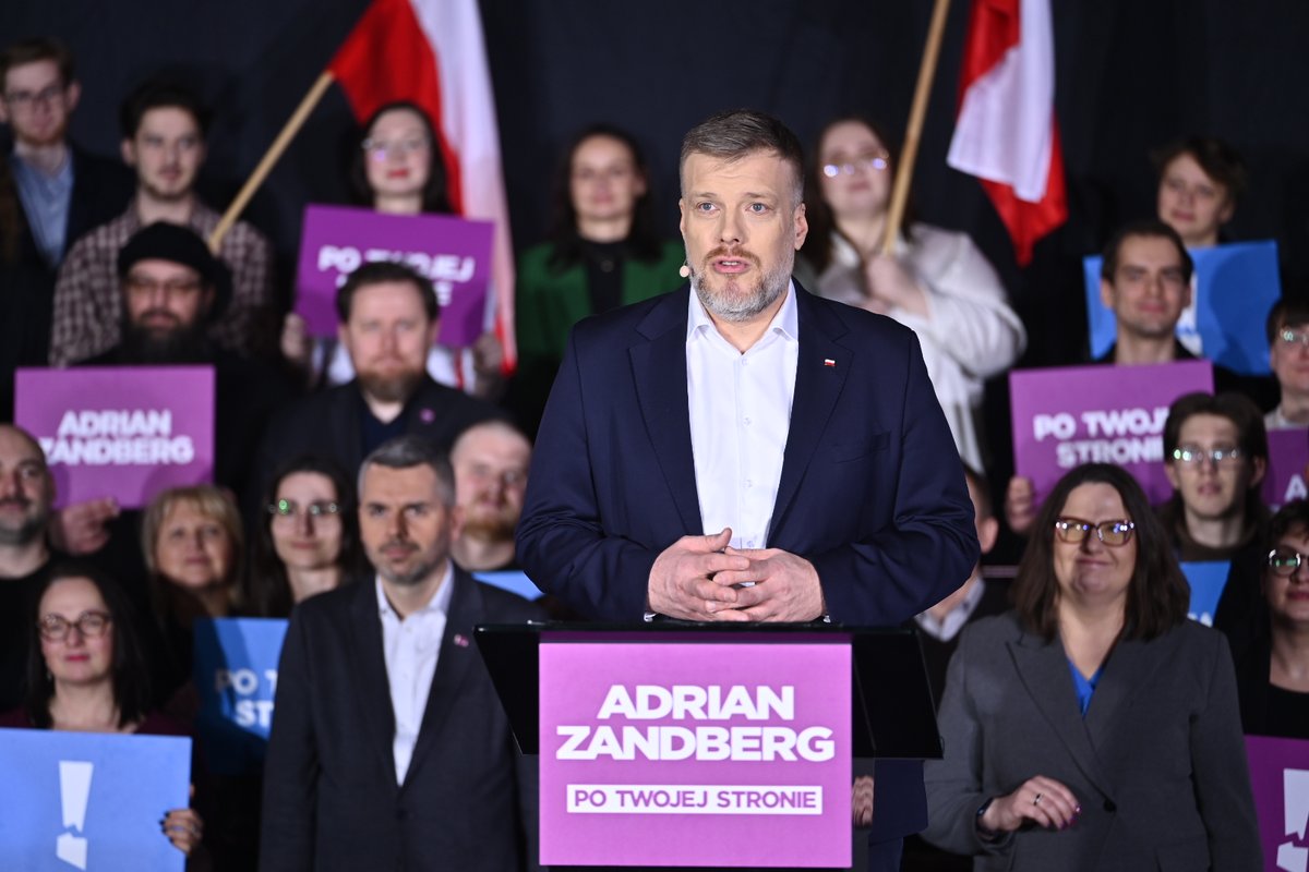 partiarazem's tweet photo. - Za cztery dni marszałek sejmu ogłosi wybory prezydenckie. Stoję tu dziś - przed Wami i razem z Wami - żeby powiedzieć: tak, wystartuję w tych wyborach - @ZandbergRAZEM https://t.co/PltqungQdu