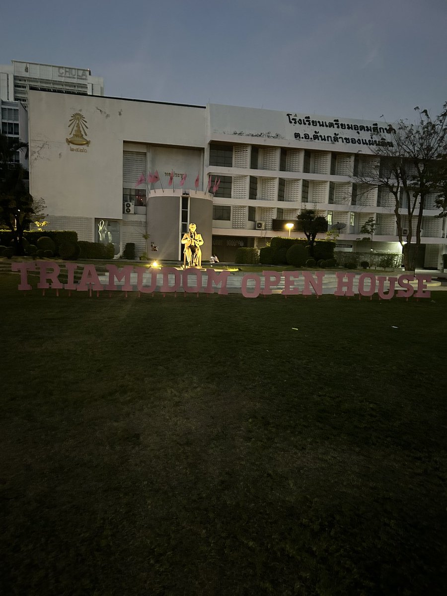 #tu87 #tu88 #เกียมอุดม ถึงน้องๆ ทุกคนที่มาร่วมงานในวันนี้นะคะ เราหวังว่างานนี้จะช่วยให้ทุกคนตัดสินใจว่าเตรียมเหมาะกับตัวเองไหม ใครที่จะสอบขอให้ติดนะคะ ไว้เจอกันในรั้วเตรียม ต่อให้หมอดูจะทักว่าโอกาสน้อยแต่นั่นไม่ได้แปลว่าจะไม่ติดนะคะ เชื่อมั่นในตัวเองค่ะ สู้ๆ😘