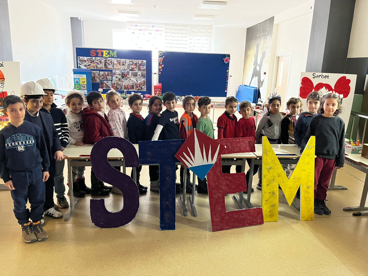 BahcesehirMltya's tweet photo. İlkokul öğrencilerimizin hazırlamış oldukları ürünler 1. Dönem STEM Junior fuarından sergilendi. Fuarda misafirlerimizi ağırlayan öğrencilerimiz yapmış oldukları ürünleri sundular.
#STEMgelecektir
#STEMjunior https://t.co/UJ5qSFYCPl