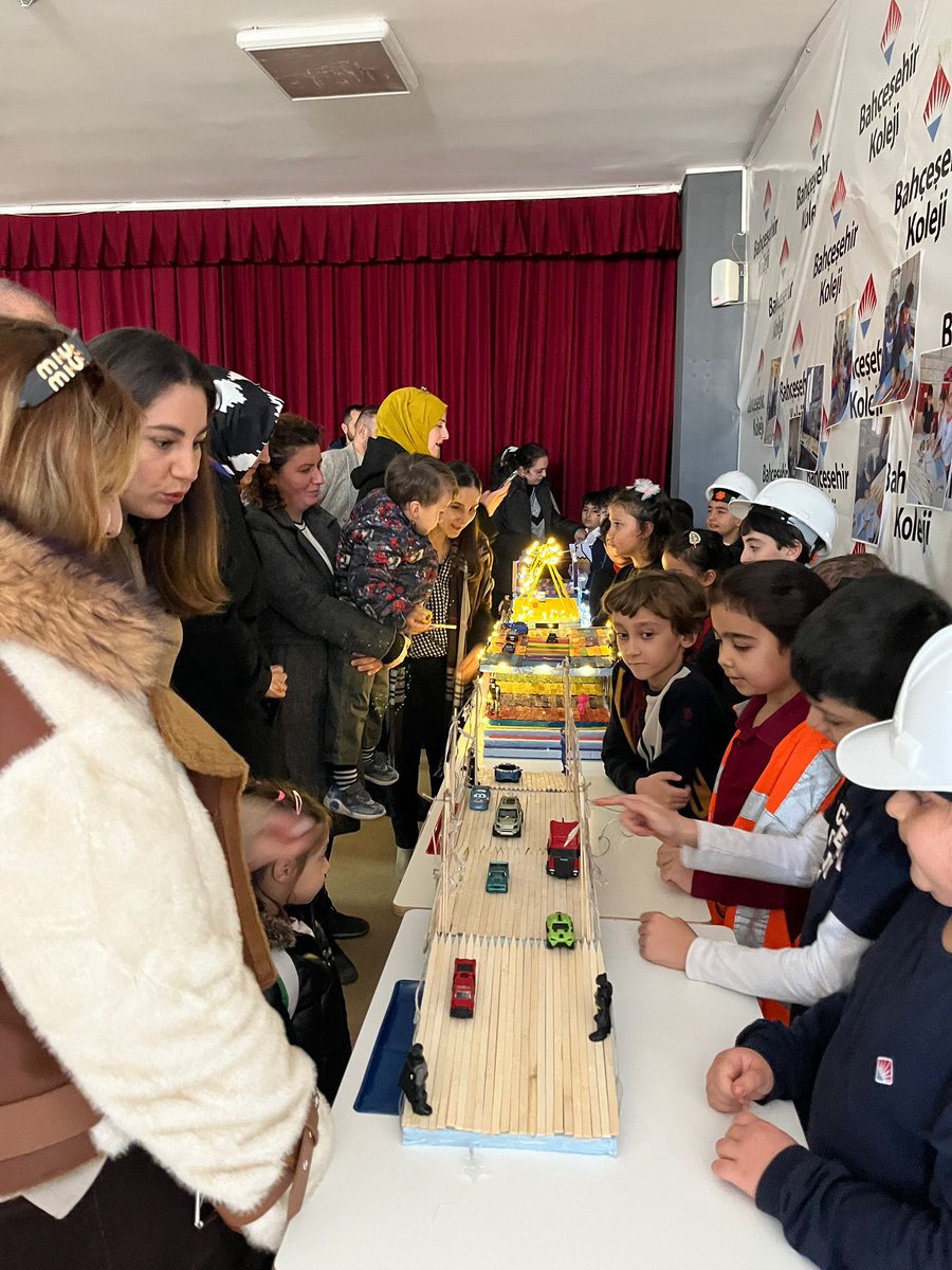 BahcesehirMltya's tweet photo. İlkokul öğrencilerimizin hazırlamış oldukları ürünler 1. Dönem STEM Junior fuarından sergilendi. Fuarda misafirlerimizi ağırlayan öğrencilerimiz yapmış oldukları ürünleri sundular.
#STEMgelecektir
#STEMjunior https://t.co/UJ5qSFYCPl
