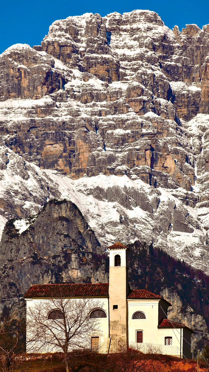 ClaudioCenta1's tweet photo. Dalla mia parrocchia. 
Una delle 26 chiese con sullo sfondo il massiccio dolomitico del Sass de Mura (m 2547).
Cliccare sulla foto per vederla in interezza.
Foto di HELTJO HASELHOFF https://t.co/x5ttGg3Vmg