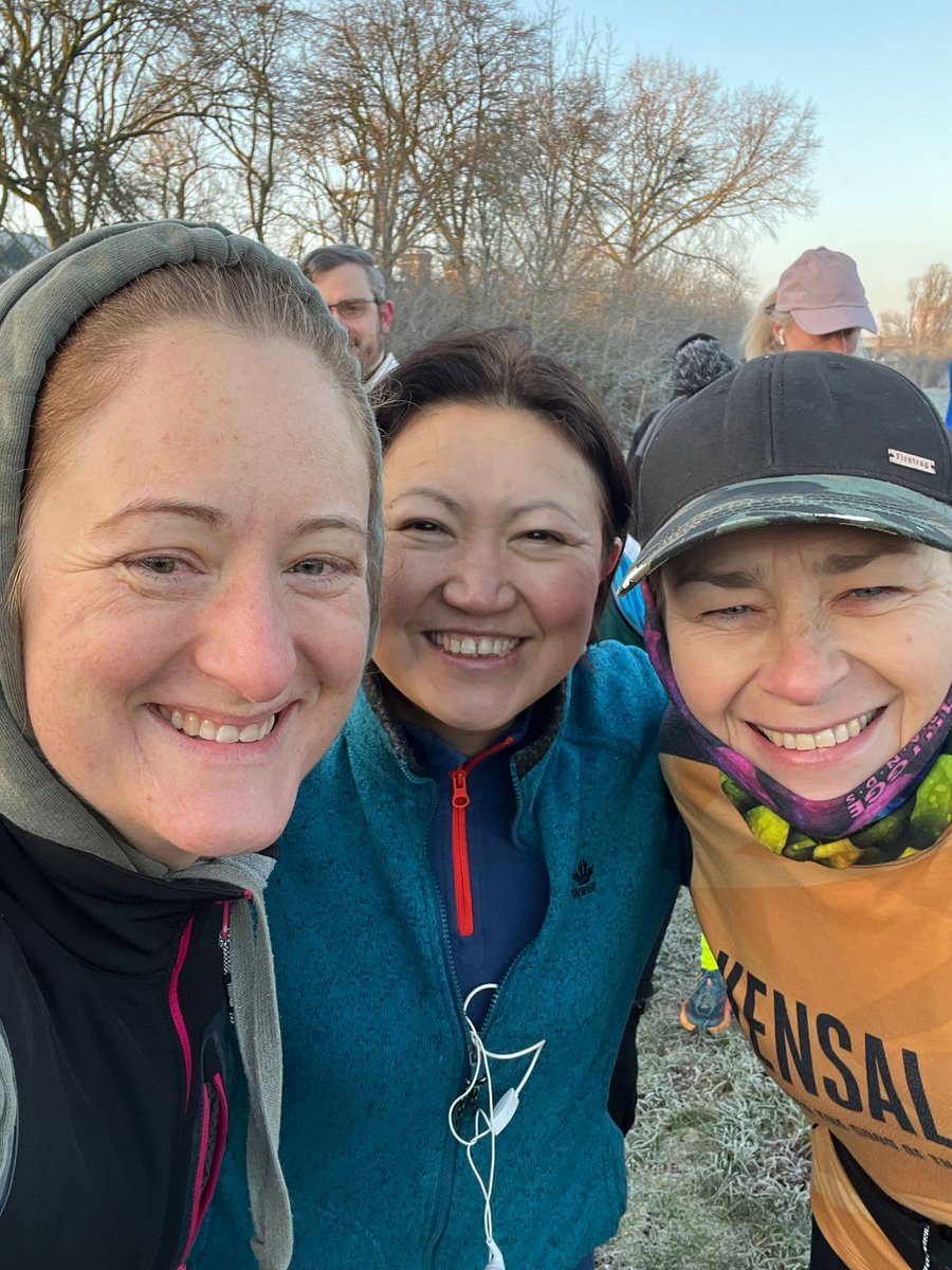 RunQueensPark's tweet photo. Well done everyone who braved ❄️🥶 for Wormwood Scrubs @parkrunUK this morning. And big thanks to all the volunteers down the hill from us ❤️🙏 https://t.co/fsJ4u1ZHoT