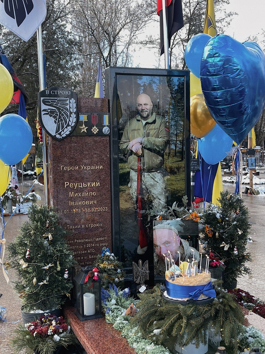 nbspeka's tweet photo. сьогодні день народження мого тата, Реуцького Михайла, посмертно Героя України

не люблю припис «посмертно», бо після нього кожне татове день народження відчувається як другі похорони

останні дні ходимо згадуємо, як в нашому домі проходили свята. як лунав сміх та вирувало щастя https://t.co/IXmPQrhwaL