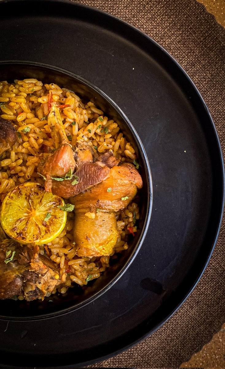 Perfektos20's tweet photo. FOOD AFTERNOON 🌄, MY NEIGHBOURS. IT'S SPICY SATURDAY 😋. Smoky Spicy Jollof Rice and Garlic Glazed Fried Chicken. 

Lunch is SERVED!!!
🥰🥰🥰 https://t.co/aS0CwDdpk5