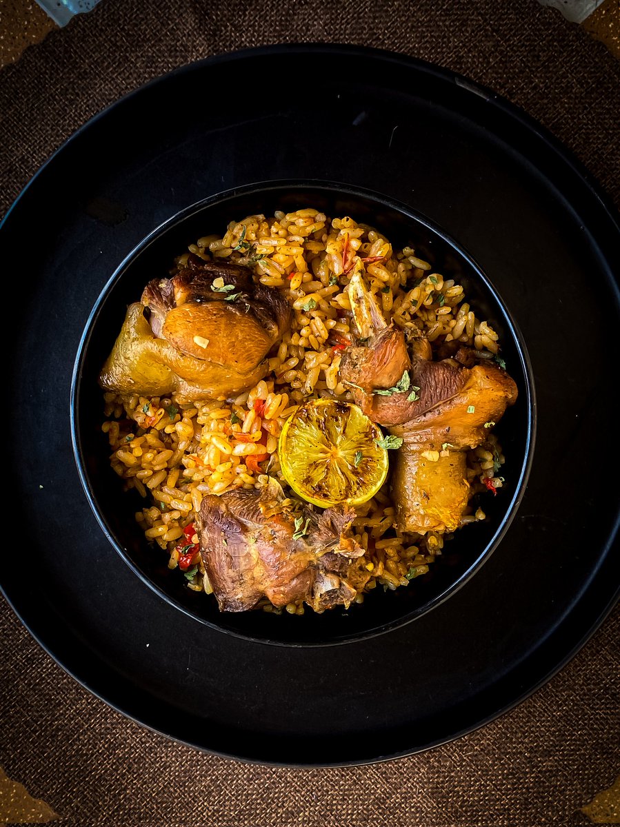 Perfektos20's tweet photo. FOOD AFTERNOON 🌄, MY NEIGHBOURS. IT'S SPICY SATURDAY 😋. Smoky Spicy Jollof Rice and Garlic Glazed Fried Chicken. 

Lunch is SERVED!!!
🥰🥰🥰 https://t.co/aS0CwDdpk5