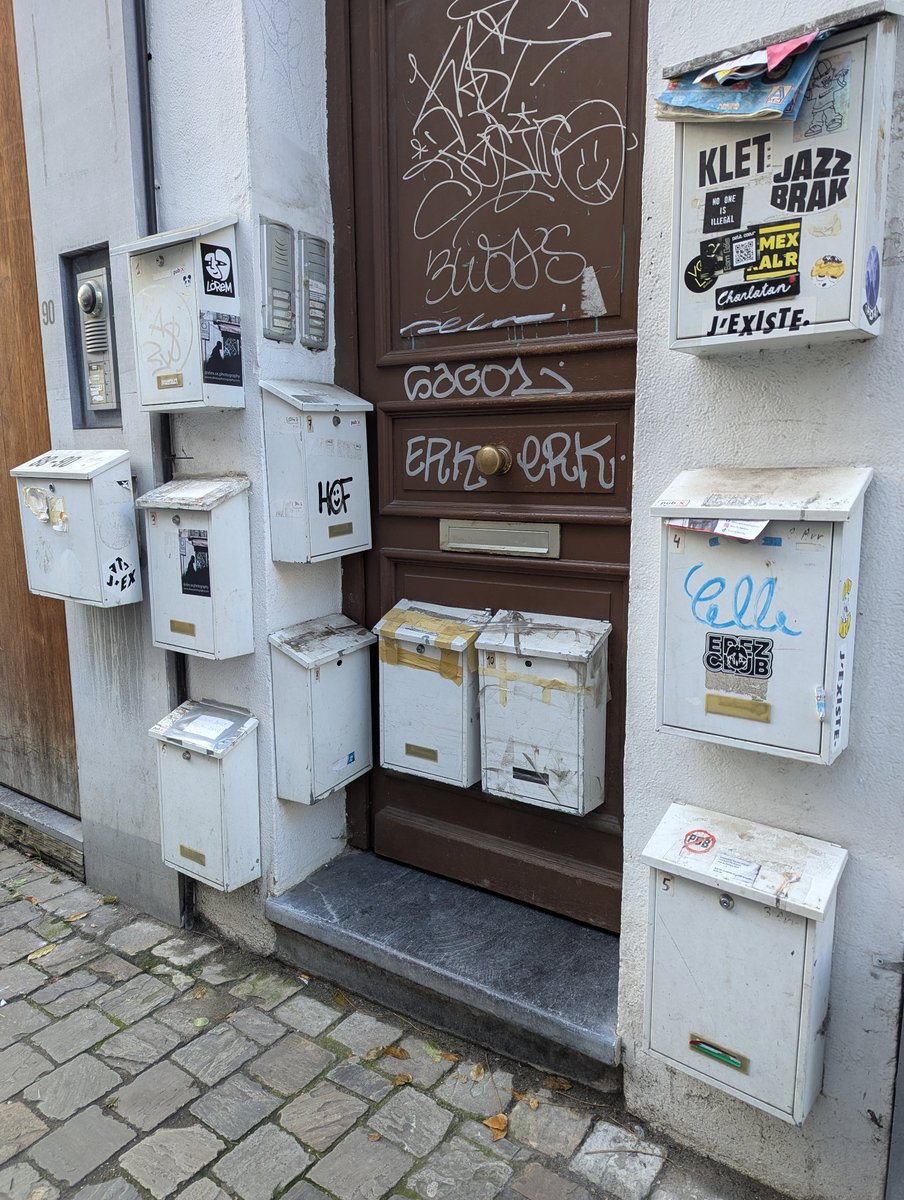 renovercey's tweet photo. Une grande différence entre Belgique et France (sans parler des voitures qui s'arrêtent au passages piéton) est de trouver des hotspot WiFi fonctionnels partout en ville.
Généraliser cela en France réduirait notre dépendance aux opérateurs et diminuerait notre empreinte carbone. https://t.co/yDb87xiwg1