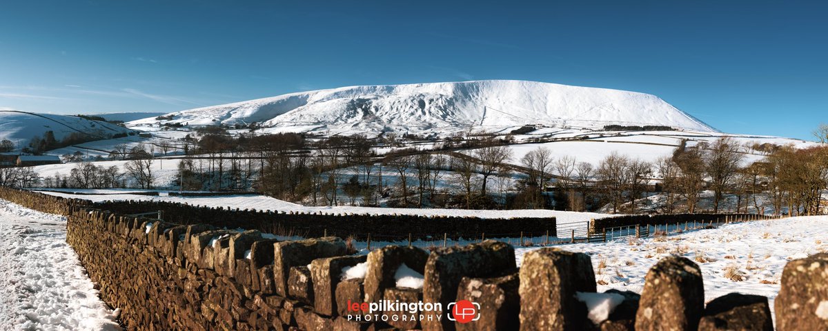 Pendle Hill - a breathtaking snow scene. The crisp white slopes and serene atmosphere make it truly stunning. Nature at its finest this winter!
#PendleHill #WinterWonderland #SnowyScenes #LancashireLandscapes #NatureBeauty #WinterVibes #SnowCovered #UKHills #CountrysideViews