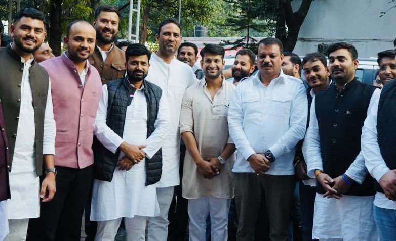 HemantKatareMP's tweet photo. आज प्रदेशभर से आए मध्यप्रदेश युवा कांग्रेस के पदाधिकारियों और कार्यकर्ताओं से मुलाकात का अवसर प्राप्त हुआ। उनकी अडिग ऊर्जा और समर्पण देखकर यह स्पष्ट हो गया है कि यह युवा शक्ति ही आने वाले समय में देश की सच्ची तस्वीर को न केवल संवारेंगे, बल्कि इसे नई ऊंचाइयों तक ले जाएंगे।

इस खास मौके पर नेता प्रतिपक्ष श्री उमंग सिंघार जी, विधायक श्री सचिन यादव जी, मध्यप्रदेश युवा कांग्रेस के अध्यक्ष श्री मितेन्द्र दर्शन सिंह जी, और युवा कांग्रेस के राष्ट्रीय सचिव एवं प्रदेश प्रभारी श्री शेष नारायण ओझा जी ने अपनी उपस्थिति से कार्यक्रम की गरिमा बढ़ाई।

युवा कांग्रेस का यह अद्वितीय उत्साह न केवल प्रेरणादायक है, बल्कि यह बदलाव की नई इबारत लिखने का संकेत भी देता है।

@INCMP @jitupatwari @UmangSinghar @SYadavMLA @mitendradsingh 

#Youthcongress #MadhyaPradesh