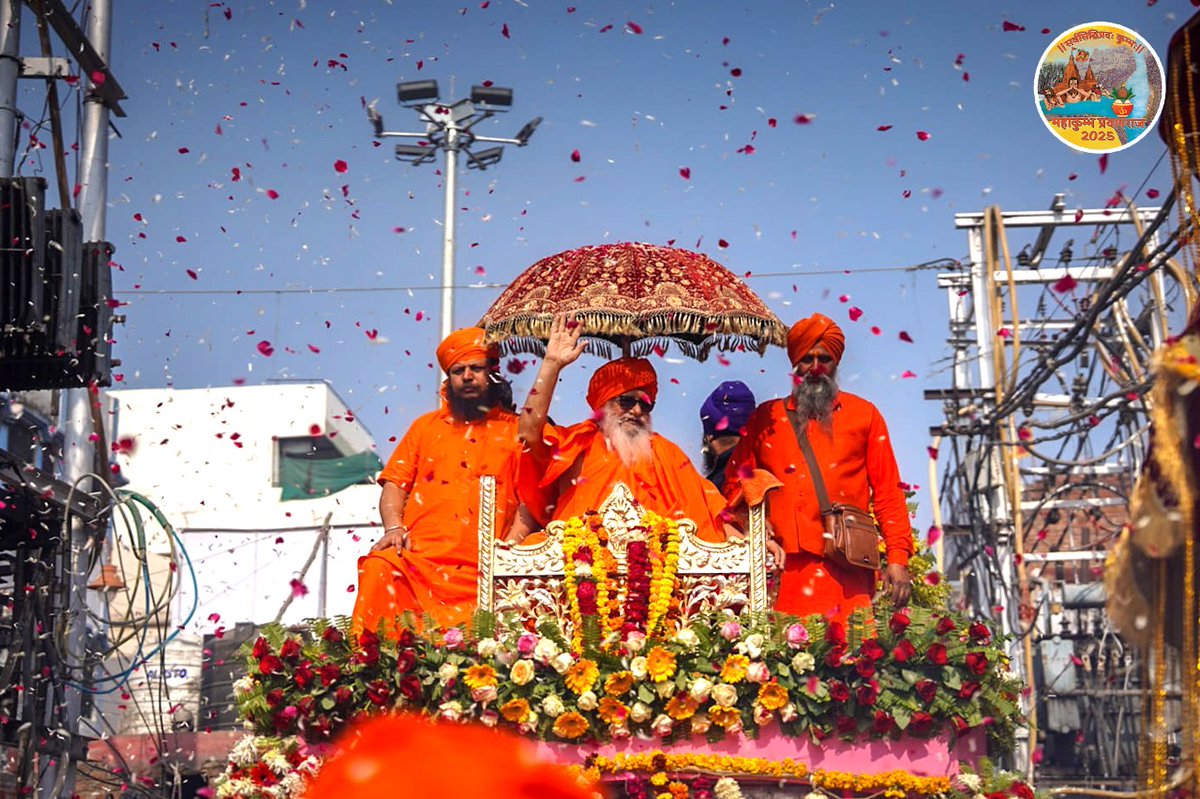 MahaKumbh_2025's tweet photo. सनातन गर्व
महाकुम्भ पर्व

महाकुम्भ मेले की दिव्यता-भव्यता को दर्शाती हुई श्रीपंचायती निर्मल अखाड़े की  छावनी प्रवेश यात्रा निकाली गयी। रथ, बग्घी और घोड़ों पर सवार होकर अखाड़े के महामंडलेश्वर एवं साधु-संतों ने रामबाग से यात्रा आरंभ की।

#MahaKumbh2025 #MahaKumbhCalling #एकता_का_महाकुम्भ #सनातन_गर्व_महाकुम्भ_पर्व