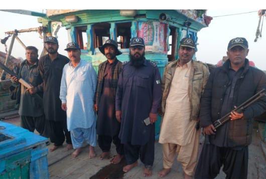 QuettaGazzate's tweet photo. بلوچستان میں غیر قانونی ٹرالنگ مافیا کے خلاف قانونی کاروائیاں

غیر قانونی ٹرالنگ ماہی گیروں کے لیے ایک اہم مسئلہ ہے

محکمہ فشریز کی بلوچستان میں ٹرالر مافیا کے گر د گھیرا تنگ

ٹرالرز کے خلاف سخت سے سخت کاروائی کی جائے گی

مورخہ 10 جنوری کو 6 مختلف کارروائیوں میں مجرم گرفتار ، ٹرالر بھی ضبط

محکمہ فشریز نے غیر قانونی شکار کے خلاف کاروائی کرتے ہوئے گجہ وائرنیٹ جال استعمال کرنے والی لانچ پکڑ لی

لسبیلہ اور حب میں کاروائی کے دوران مچھلی جال ضبط، ملزم ناخدا نیک زمین خان اور ڈرائیور علی مراد گرفتار

جیونی فشریز نے غیر قانونی ٹرالر محبوب علی (نمبر 19621.B) کو عملے سمیت گرفتار کر لیا اور مچھلیاں ضبط کر لیں

عوامی حلقوں نے محکمہ فشریز کی کارکردگی کو سراہا

محکمہ فشریز نے غیر قانونی شکار اور ٹرالر مافیا کے خلاف مزید سخت
#Balochistan