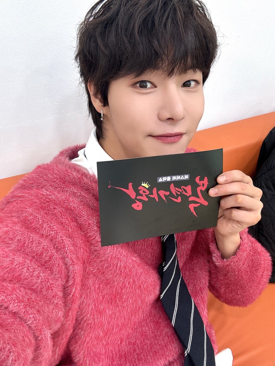 [#용훈]

잠시 후 6시 5분 MBC '복면가왕'
우리 위브들의 핑크 도넛 용훈이가
스페셜 판정단으로 출연합니다 🍩
놓치지 말고 본방사수 하러 가요 💕

#원위 #ONEWE #복면가왕