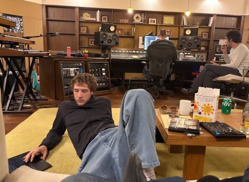 the1975_thteam's tweet photo. Matty in the studio with beabadoobee! https://t.co/EvF2aEaLh7