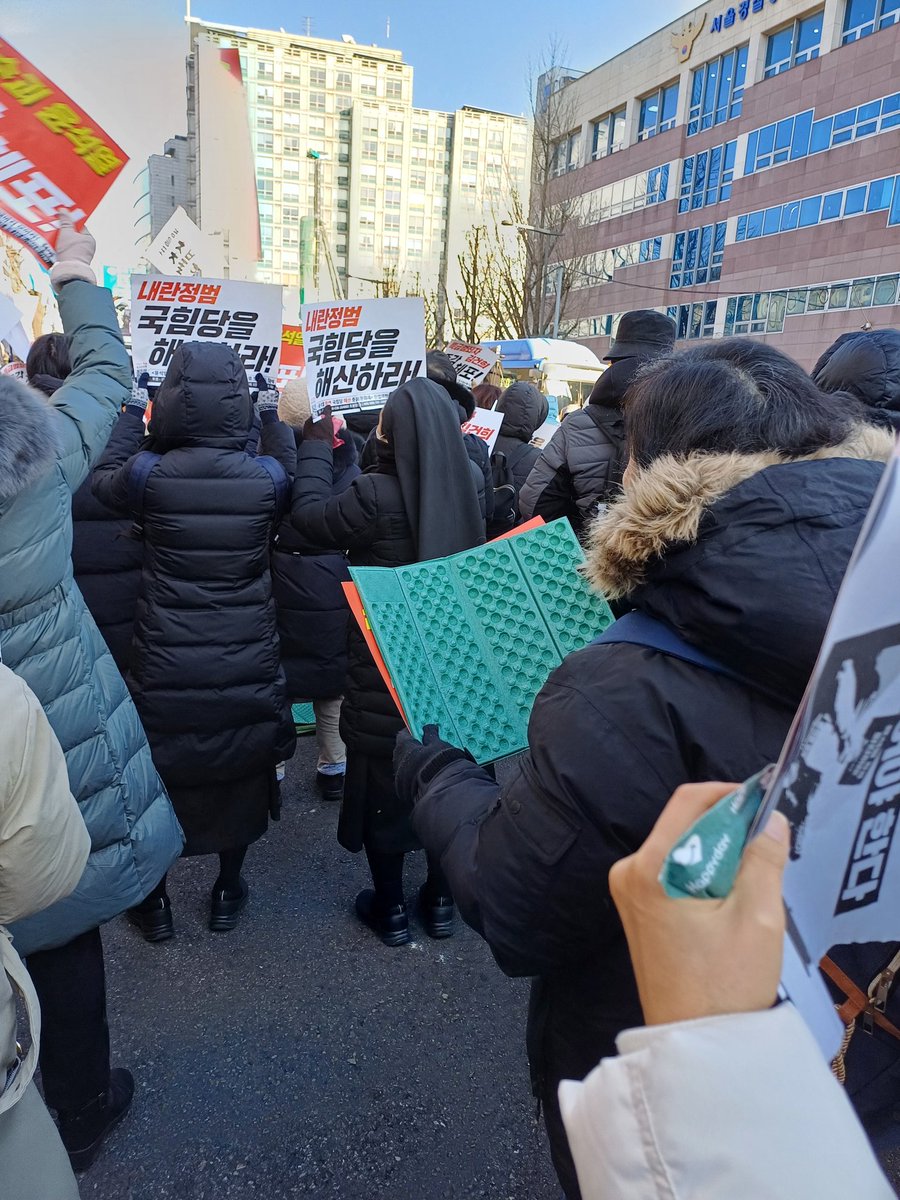 수녀님이 집회에 나오셨더라구여..천주교신자로서 뿌듯한 순간이었습니다♡^^♡