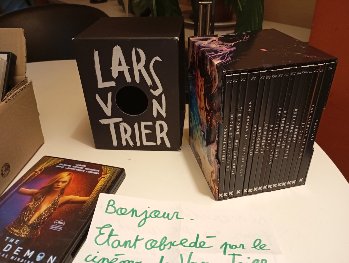 Donc là un abonné vient de m'envoyer ce coffret avec ses films cultes...et l'intégrale Lars Von Trierde <a href="/PotemkineFilms/">♦️POTEMKINE♦️</a> ??
Mais je pourrais chialer c'est incroyable ❤️😭