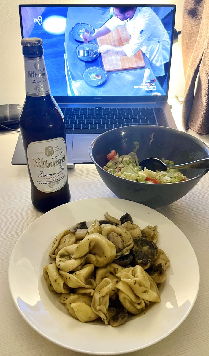 Mükemmel bir yemek yaptım, Masterchef finalini izliyorum..