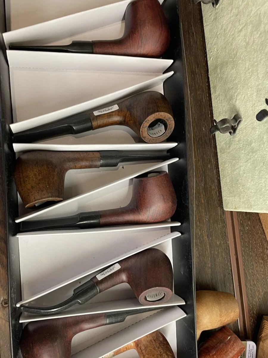 TiffanyLisa1986's tweet image. These pipes are made of very old wood and the craftsmanship is OK but the price may be a little expensive😀
#piperrockelle #piperblush #Pipelayer #PiperDoll  #Cigar #CIGARS #cigarettetwt #NewYork #saturdaymorning #SaturdayVibes #Saturday #SaturdayStories #readingworld #READYFOR