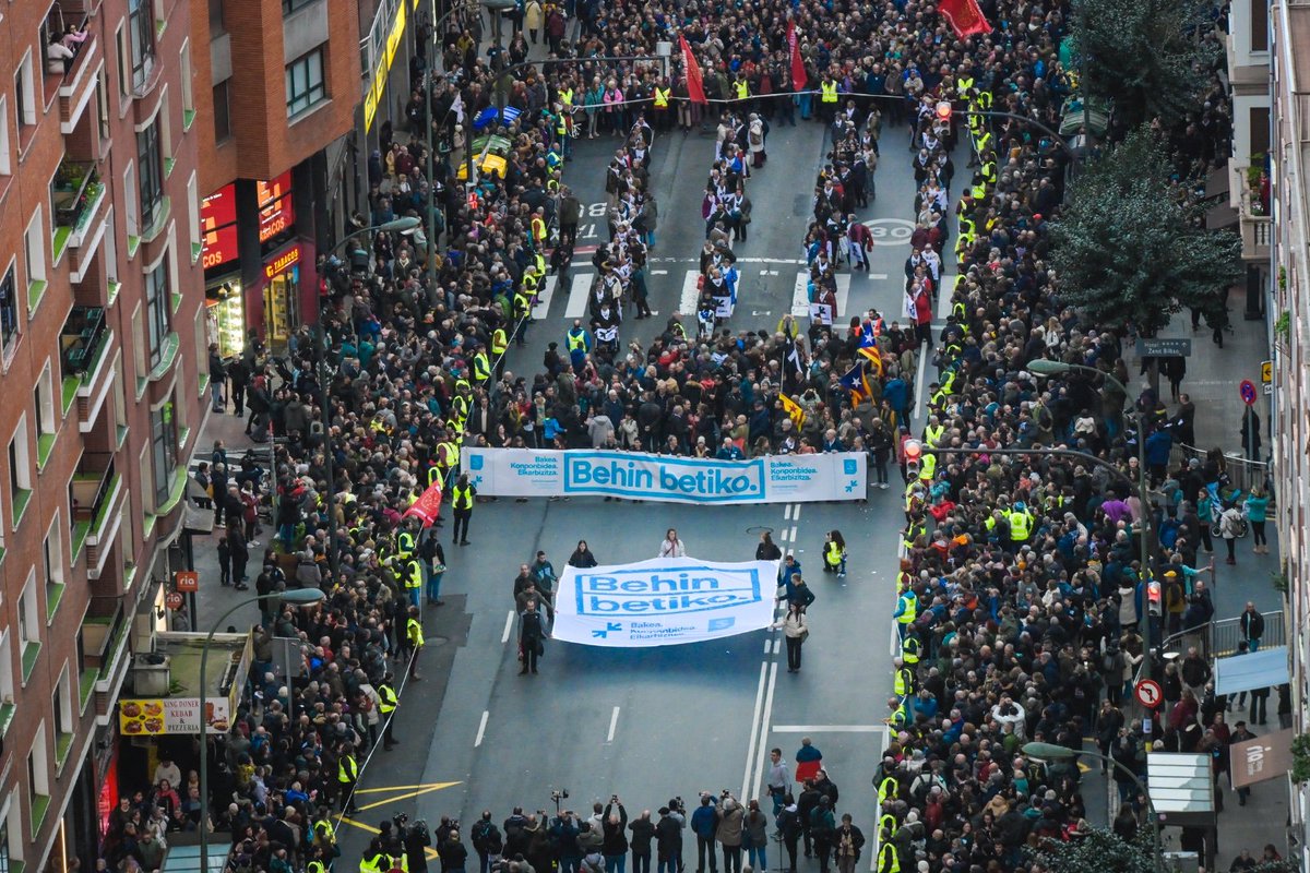 sare_herritarra's tweet image. Eskerrik asko a todas las que hoy junto a SARE habeis  llenado las calles de Bilbo. 

Juntas conseguiremos la paz definitiva, la resolución y la convivencia que necesita este País. 

#Definitivamente #BehinBetiko #Etxera