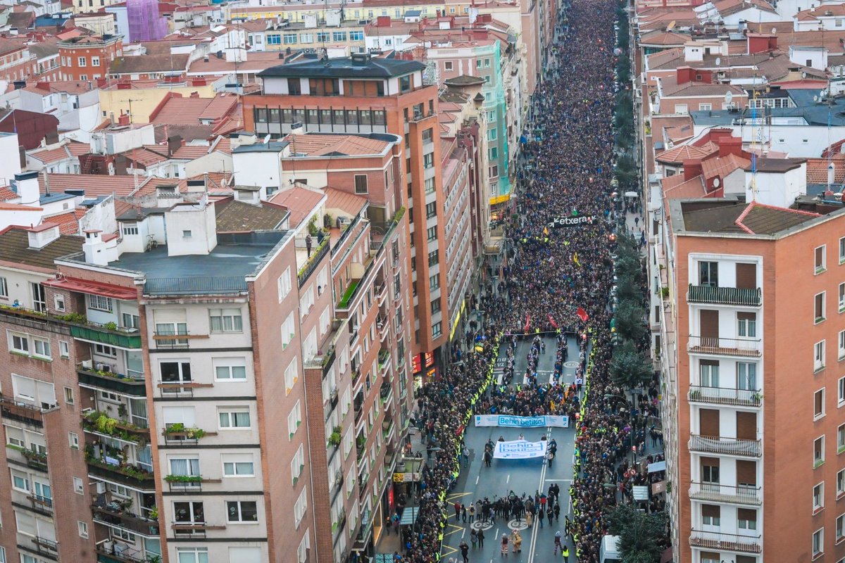 sare_herritarra's tweet image. Eskerrik asko a todas las que hoy junto a SARE habeis  llenado las calles de Bilbo. 

Juntas conseguiremos la paz definitiva, la resolución y la convivencia que necesita este País. 

#Definitivamente #BehinBetiko #Etxera