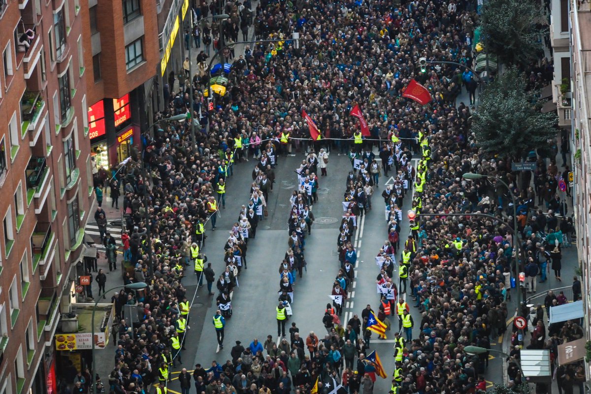 sare_herritarra's tweet image. Eskerrik asko a todas las que hoy junto a SARE habeis  llenado las calles de Bilbo. 

Juntas conseguiremos la paz definitiva, la resolución y la convivencia que necesita este País. 

#Definitivamente #BehinBetiko #Etxera