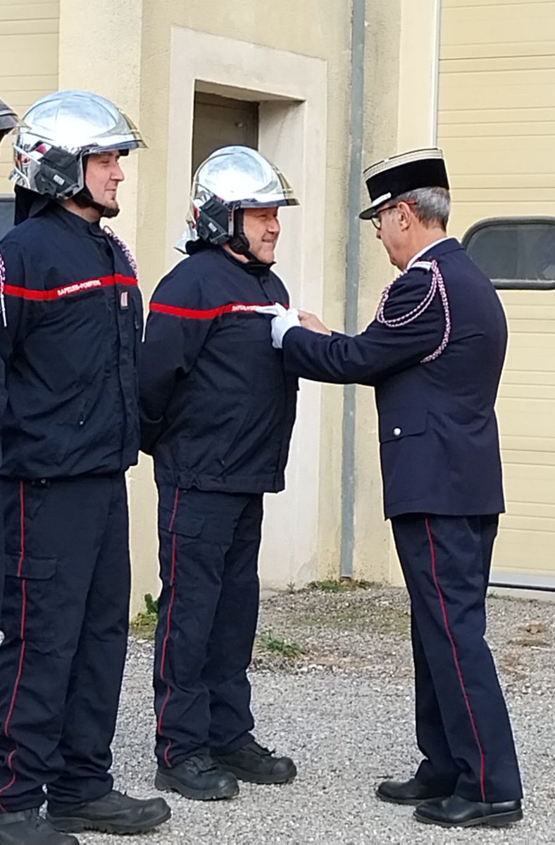 udsp84's tweet photo. Remise de chèque pour nos orphelins par le président de l'Amicale du cis  #lethor à l'occasion de la cérémonie de notre ste patronne @PompiersFR @sdis84 @Stphan1Rabaglia merci pour votre engagement https://t.co/wTZ4e7bI21