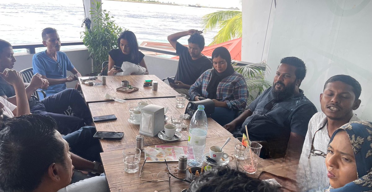 FathmathHamdha's tweet photo. ޑިމޮކްރެޓްސްގެ ޤައުމީ މަޖްލީހުގެ މެމްބަރުން މިއަދު ބައްދަލުކޮށް ކުރިޔަށް ހުރި ފިޔަވަޅުތައް ހަރުދާނާ އަދި ހިންގުންތެރިކަމާއިއެކު ކުރެވޭނެ ގޮތަކާއި މެދުވަނީ މަޝްވަރާކޮށްފައި. މާދަމާ މެންދުރު 2:30 ގައި ނޫސްމީޑިޔާއި، ޑިމޮކްރެޓްސްގެ އާންމު މެމްބަރުންނާއި ސަޕޯޓަރުންނާ މުޚާތަބުކޮށް ބާއްވާ ޕްރެންސް ކޮންފަރެންސްގައި އިތުރު މައުލޫމާތު ލިބިގެންދާނެ.