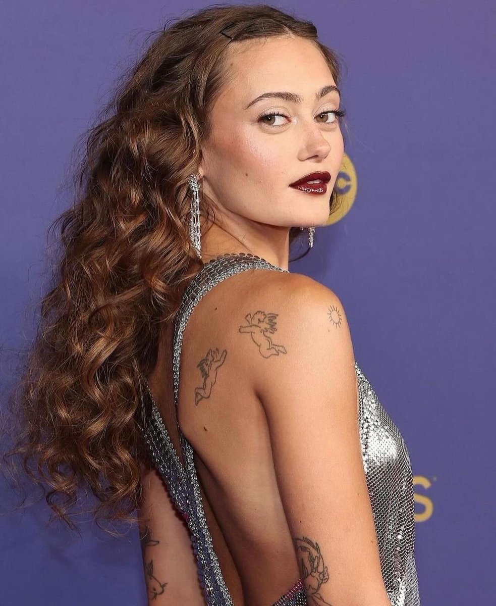 ellapurnlls's tweet photo. the hair, the tattoos, the facecard... i’m obsessed https://t.co/Znl9Y1GVSW