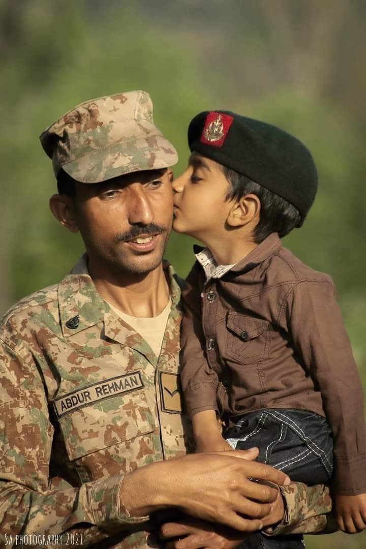 subhanfarooqi67's tweet photo. کہاں تک نکالو گے اس قوم کے دل سے اس وردی کی محبت کو۔۔۔
یہاں کا تو ہر ایک بچہ وردی پہننے کی خواہش کرتا ہے۔۔۔
پاک فوج تجھے سلام 🇵🇰💚
#WeSupportPakistanArmy
#WeSupportArmyChief
@PakistanFauj @PatrioticYuth https://t.co/tHBJ0P2R3a