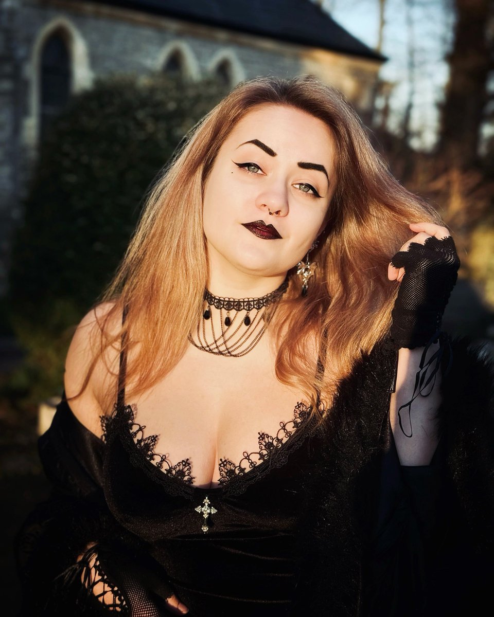 Golden hour 🖤✨☀️