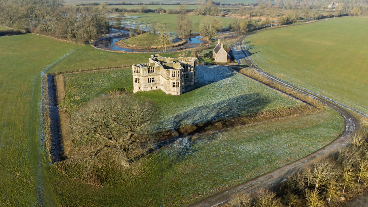 JohnMTippetts's tweet photo. A 17 miler from home to NT Lyvden & back via Aldwincle & Wadenhoe along the Nene Way & Lyveden Way. Thankfully the cafรฉ at Lyvden was open. What a brilliant walk #NeneWay #LyvedenWay https://t.co/breWqBJXyK