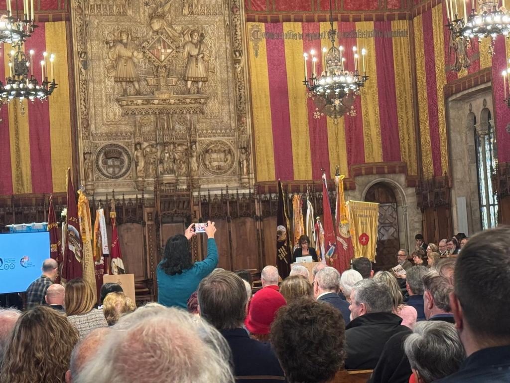 arc_coop's tweet photo. 🥰 Estem molt contentes d'assistir a l'acte del bicentenari dels Tres Tombs de Sant Antoni al Saló de Cent de l'@bcn_ajuntament de Barcelona.
🫱🏿🫲🏾 Sempre amb l'associacionisme cultural i la cultura popular.
#3tombs #TresTombs https://t.co/td8Dwsz9Dk