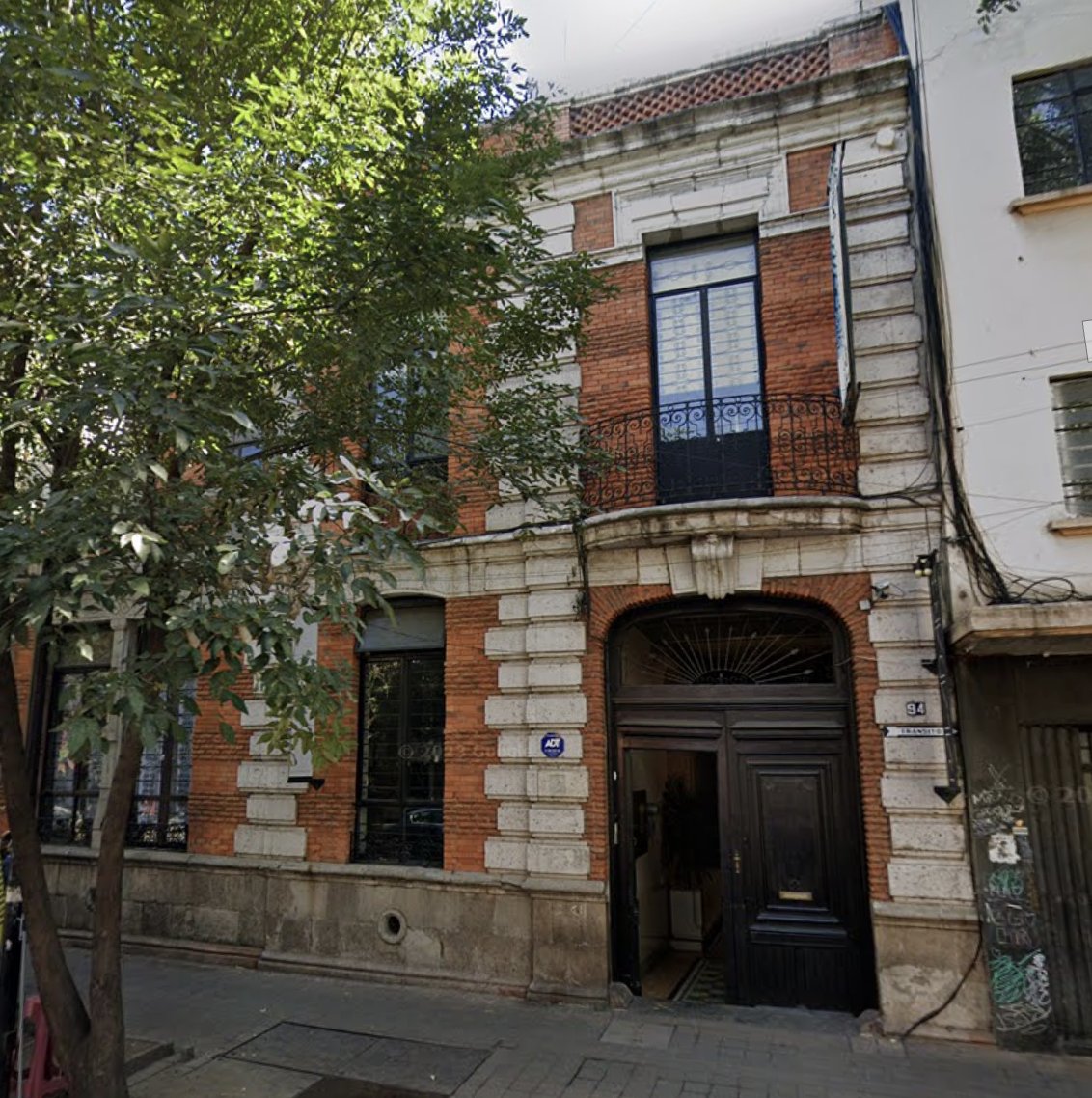 LaColoniaJuarez's tweet photo. ¿Quiénes estarán detrás de la empresa #Noox que opera varios inmuebles en el país y en CDMX? En #ColoniaJuarez administra, entre otros, el de Versalles 94 que sub rentó por años a un antro disfrazado de "Centro Cultural". Hoy vuelve a dar lata con fiestas que carecen de permiso. https://t.co/lMkz9F05mU