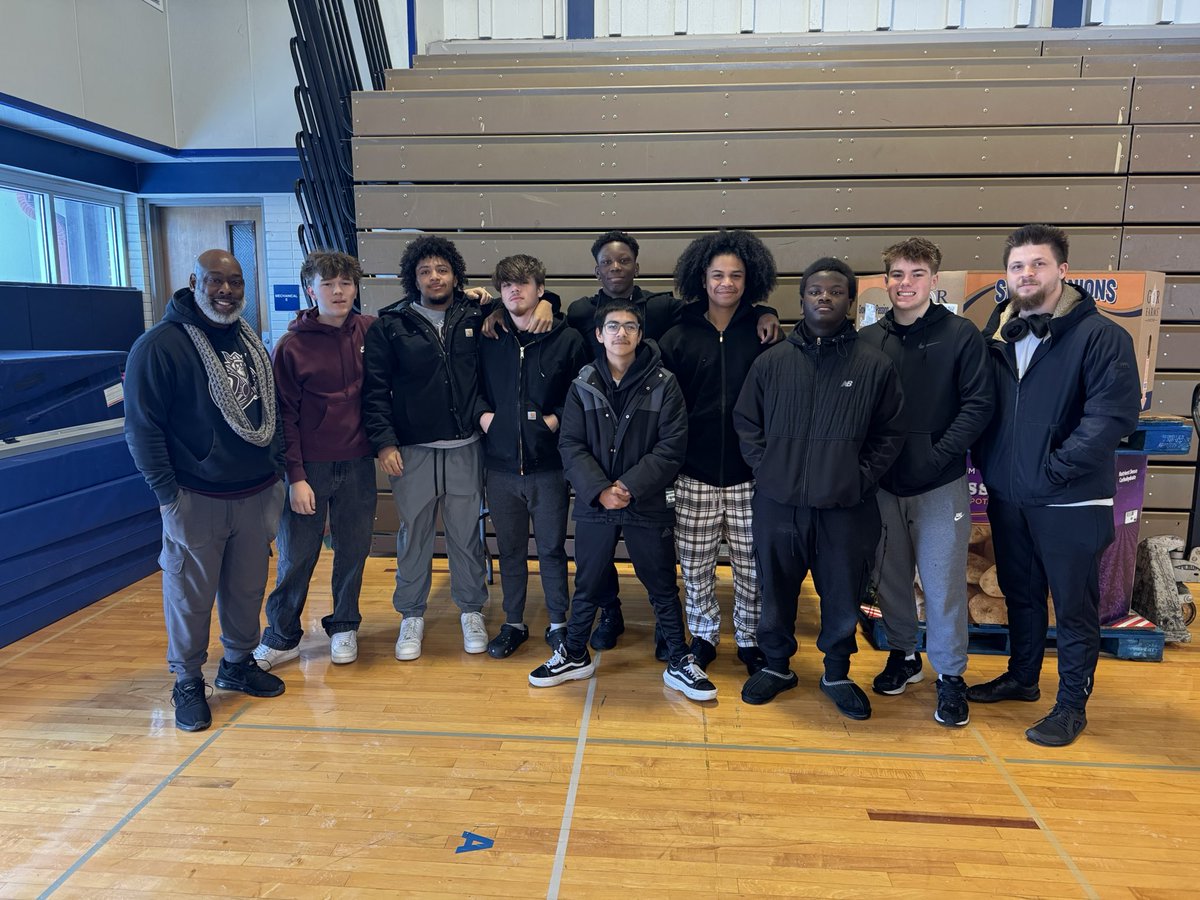 DHSVikings118's tweet photo. Thanks to the Wrestling Team who came out today and volunteered at the East Central Illinois Food Bank.  Way to go Vikings!! https://t.co/v8J2LYwCuJ