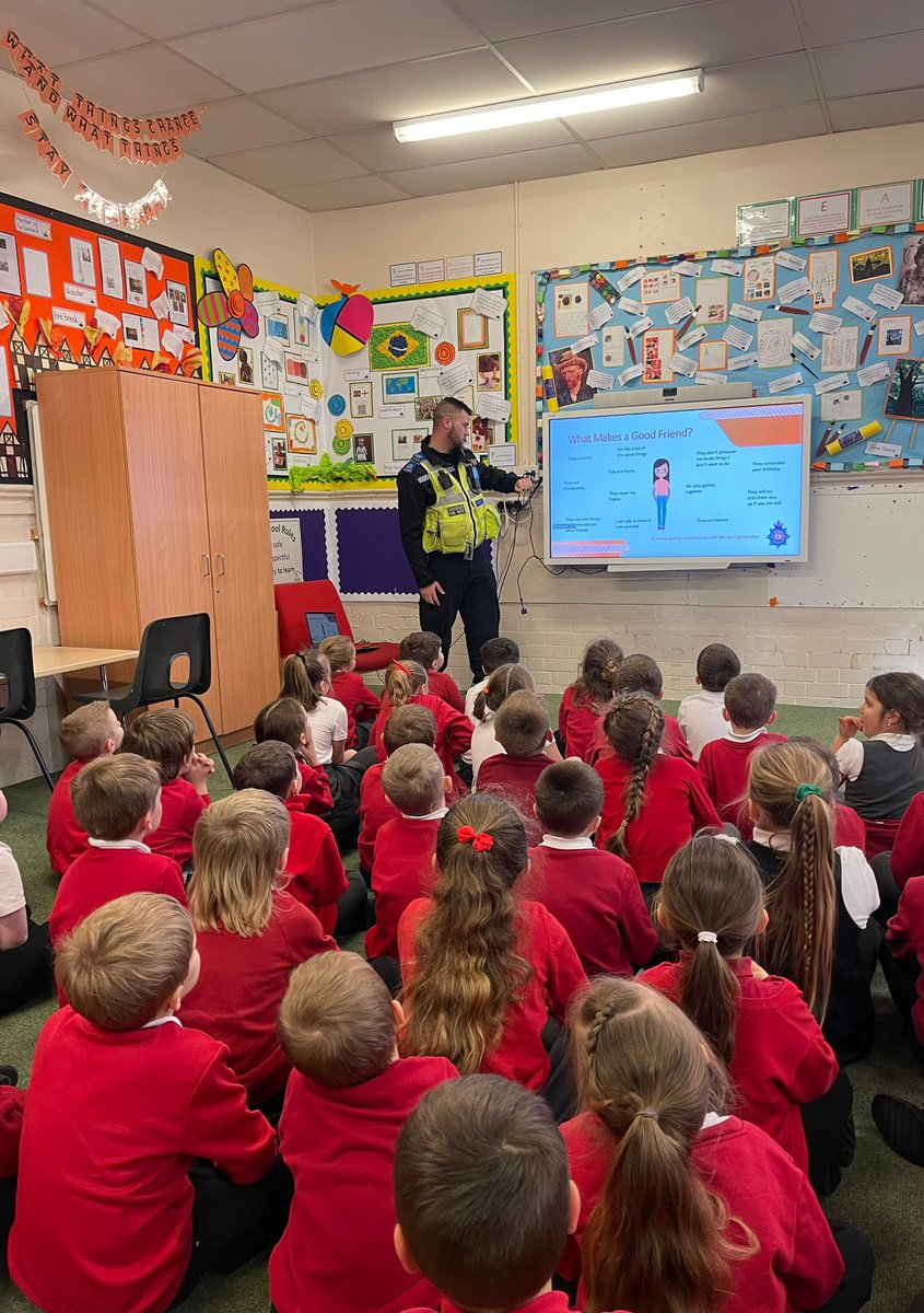 pvacademies's tweet image. Thank you Derbyshire Police @DerbysPolice  for coming to do a session with the children about what makes a good friend. #TeamPinxton #communitypolicing