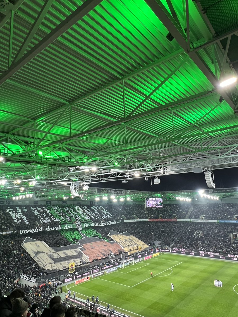 borussia's tweet photo. AUF GEHTS, BORUSSIA!  🖤🤍💚

#DieFohlen #BMGFCB https://t.co/b6XiHG0r3i