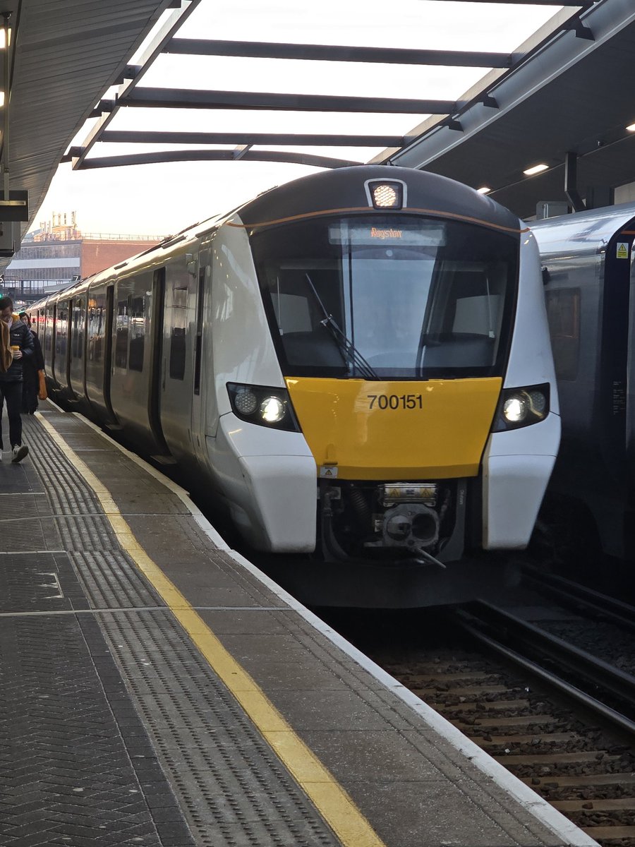 trainfanmatt's tweet photo. It was of course the 376s that took me to the Bridge where I saw a #betterinred 707008 heading for Dartford before 700151 became my final move confined to London as I headed back to St Pancras for a gentle stroll over to Euston! https://t.co/JasbPYMSTN