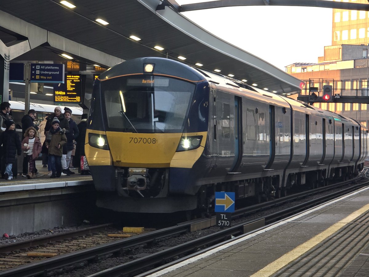 trainfanmatt's tweet photo. It was of course the 376s that took me to the Bridge where I saw a #betterinred 707008 heading for Dartford before 700151 became my final move confined to London as I headed back to St Pancras for a gentle stroll over to Euston! https://t.co/JasbPYMSTN