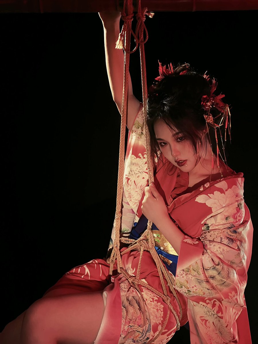 ALLIGATOR_XZ's tweet photo. 狸猫特工

……诶 被发现了

📷：@Siamesejingzhe 
🪢：@DongQing__ 
🏠：@xijiu77 

#吊缚 #着付 #shibari #kimono #绳缚 #写真 https://t.co/RsorggBp2w