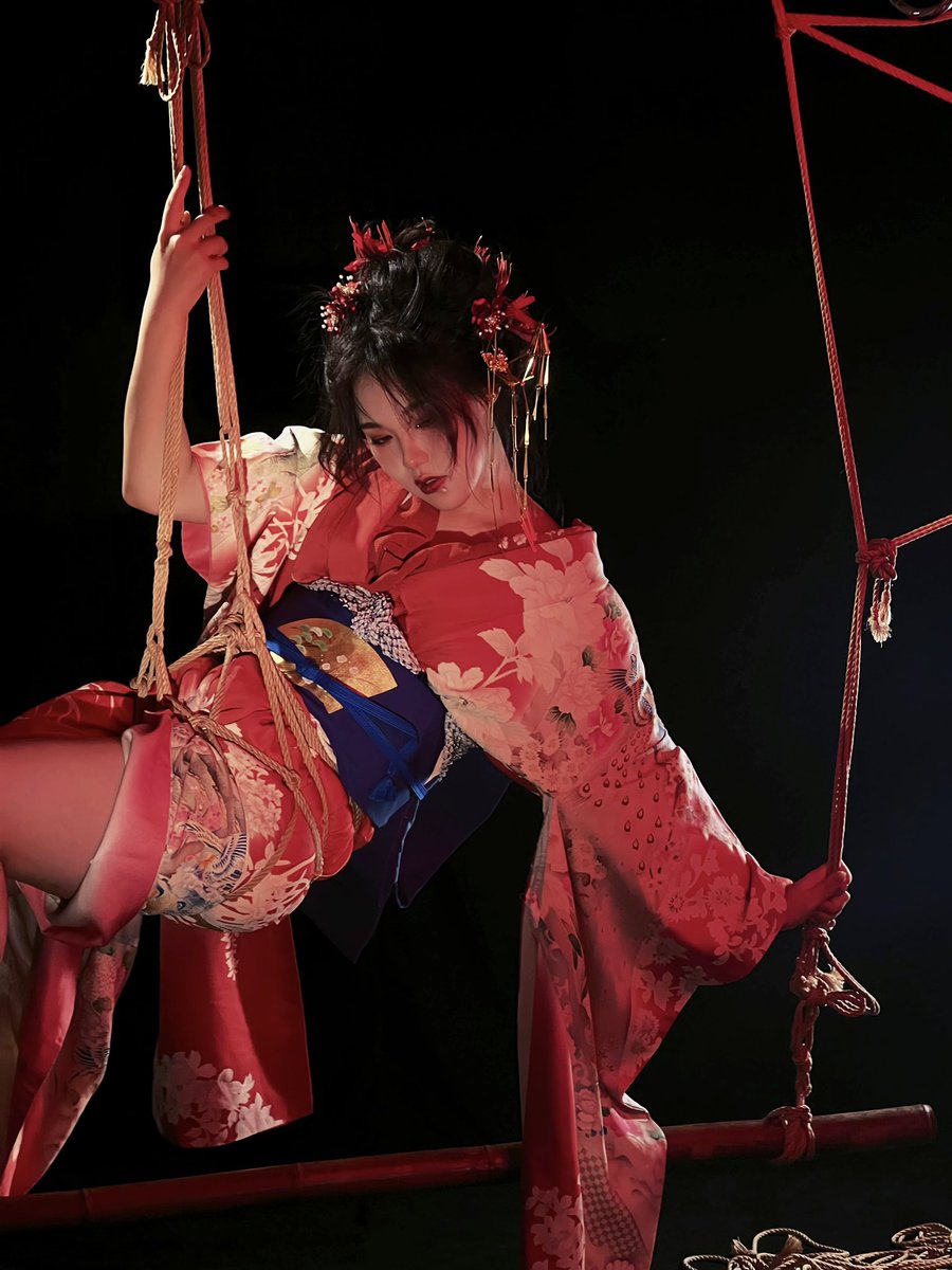 ALLIGATOR_XZ's tweet photo. 狸猫特工

……诶 被发现了

📷：@Siamesejingzhe 
🪢：@DongQing__ 
🏠：@xijiu77 

#吊缚 #着付 #shibari #kimono #绳缚 #写真 https://t.co/RsorggBp2w