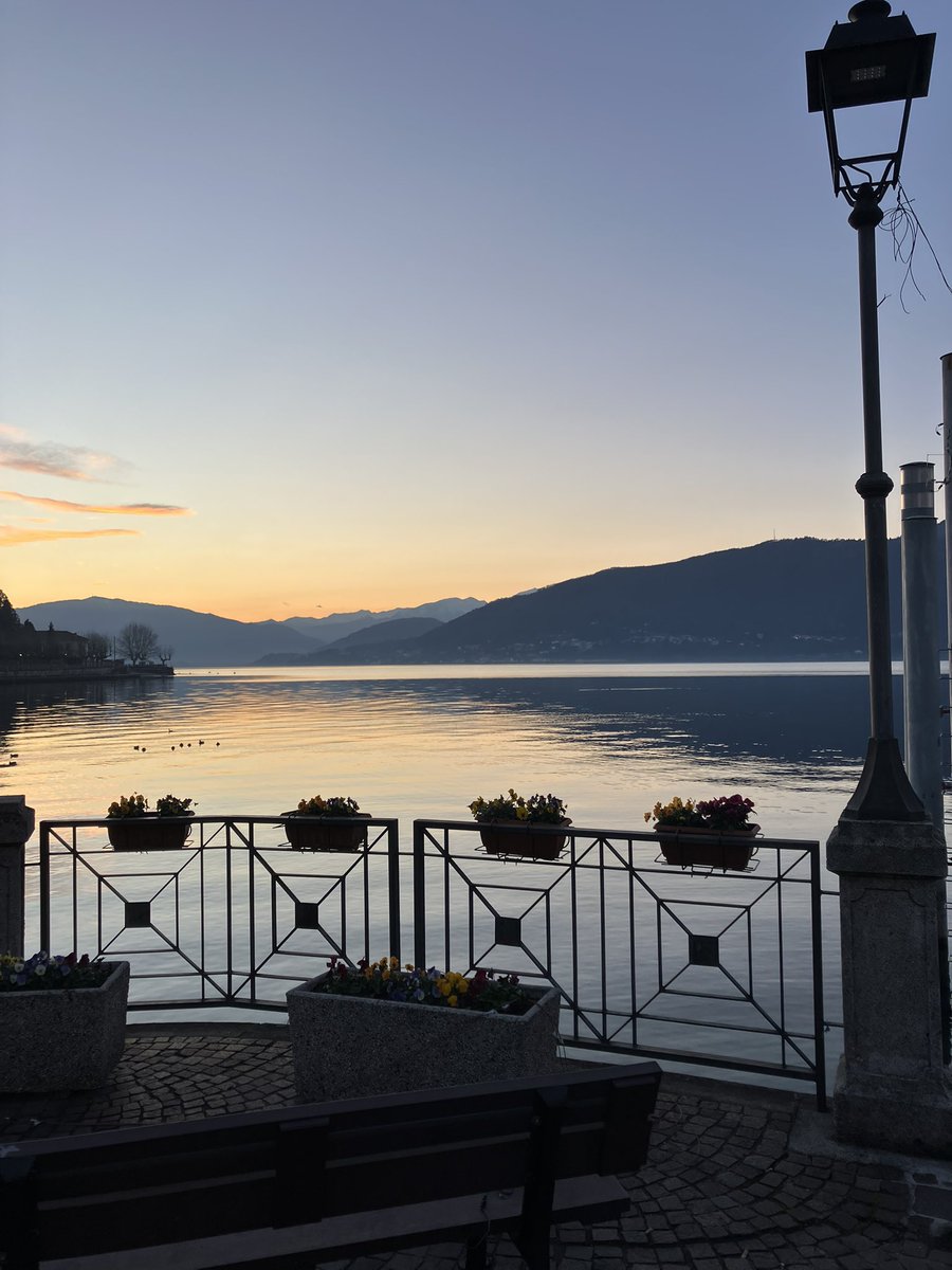 PrevotCecile's tweet image. Devant la balustrade #LacMajeur #LagoMaggiiore #Lombardia #Italia