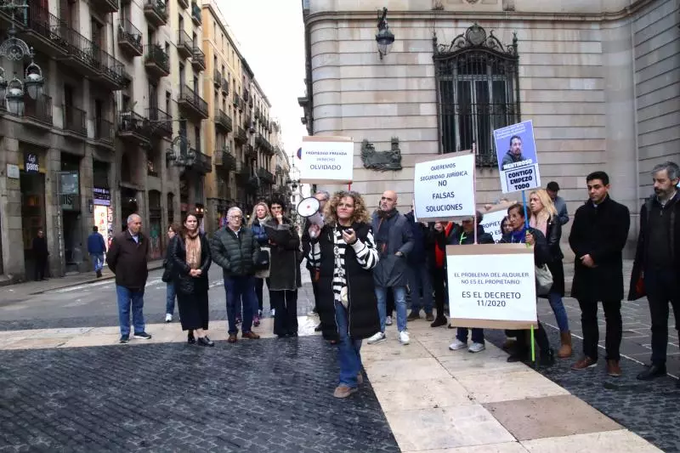 HabitatgeVKK's tweet photo. La notícia als mitjans vs. La realitat 

Menys de 20 persones, comptant a alguns polítics marginals d'extrema dreta. Quina vergonya, @el_Periodico. https://t.co/mlcKsoRQAI