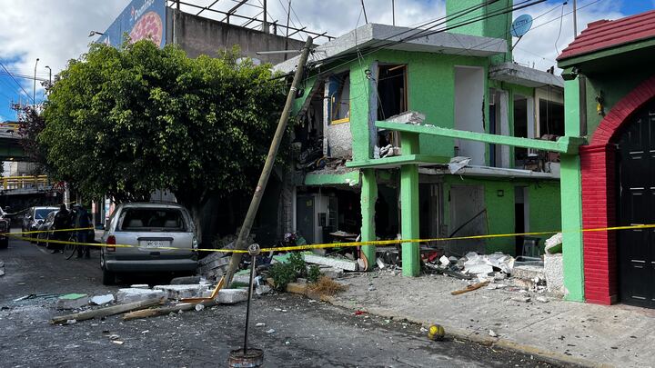 ExtremoADN's tweet photo. 💥 Explosión en casa de #Nezahualcóyotl 🏠

Vecinos de la colonia Porvenir amanecieron de manera sorpresiva debido a una fuerte explosión 💣 en un domicilio, presuntamente ocasionada por acumulación de gas ⛽, la mañana de este sábado. https://t.co/0b3zv1LVG1