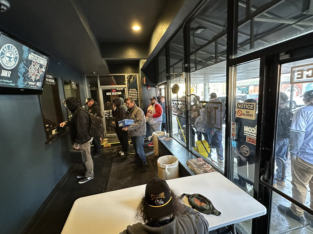 MrBelonio's tweet image. First Show of the New Year and it’s HOPPIN’! I’m at the The Forge in Joliet until 3pm! 👍🏽 #workweekend #beloniodoodles