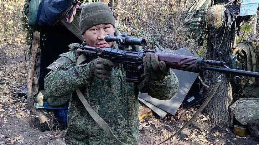 🇷🇺🎖Vladímir Putin otorgó el título de Héroe de Rusia al cabo Andréi Grigóriev de Yakutia, quien derrotó a un soldado de las Fuerzas Armadas de Ucrania en un brutal combate cuerpo a cuerpo en el pueblo de Trudovoye.

Según Andréi, el ucraniano era más grande y más fuerte que él y