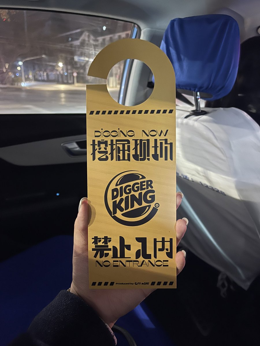 chnb243124's tweet photo. 好喜欢爱摇滚乐的大家
喜欢摇滚乐的大家都是特别特别好的人！特别高兴！一个人出来玩就是可以被热情的人拉到一起然后结交新朋友：）喝了一杯半啤酒和一个shot已经开始神智不清但总而言之就是非常高兴！
走之前给整个酒吧散烟然后发现石家庄也有黑兰州好耶！
支持黑兰州走向世界！ https://t.co/sCS42GMMuI