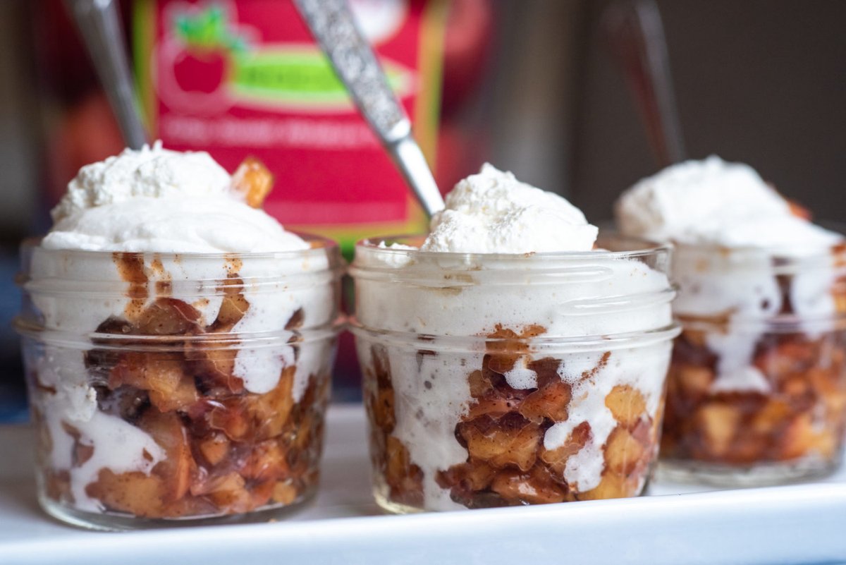 Sometimes you just need a little treat. 🍎 🥧 Give these Crustless Mini Apple Pie Jars a try and tell us what you think! 

us.rockitapple.com/2020/08/12/cru…