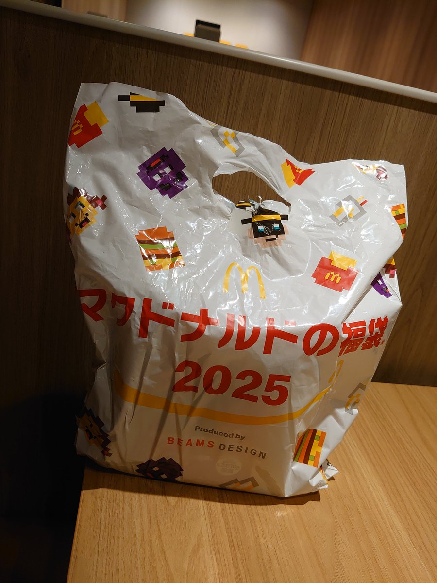 knight__2000's tweet photo. 抽選販売のはずのマックの福袋が数量限定で売ってた‼️
キャンセル分の販売かな。
友達と一緒に買ったら、金のマックカードが2人とも入ってたよ‼️ https://t.co/ctIdv1d5ig
